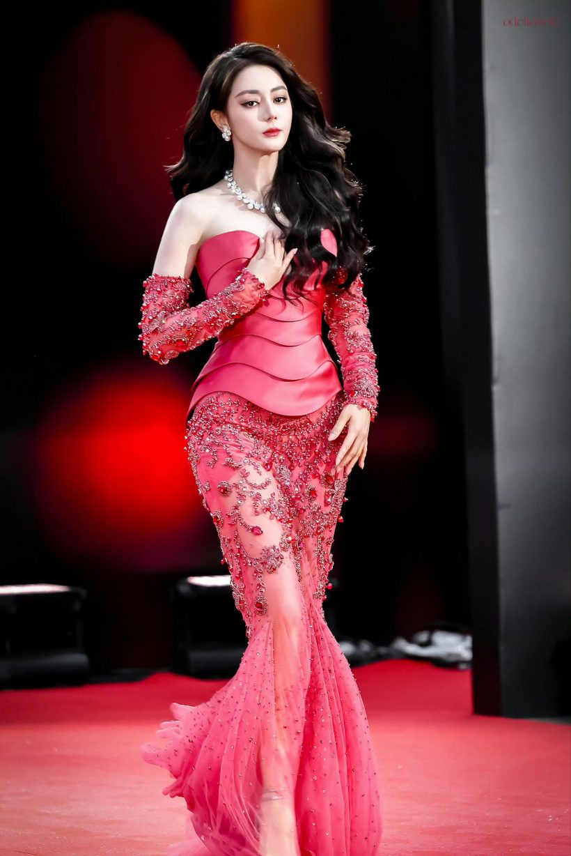 สวยจนร้องขอชีวิต! ตี๋ลี่เร่อปา ลุคพรมแดง ยกให้เป็นที่สุดของงาน!