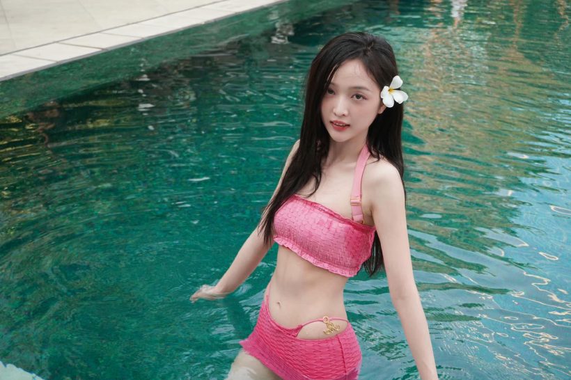 นางเอกจีนคนดังโผล่เที่ยวไทย ลงเล่นน้ำคลายร้อน ชุดที่ใส่ทำหลุดโฟกัส