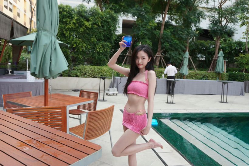 นางเอกจีนคนดังโผล่เที่ยวไทย ลงเล่นน้ำคลายร้อน ชุดที่ใส่ทำหลุดโฟกัส