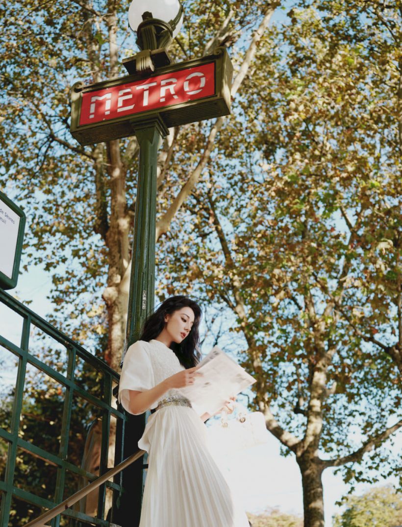 สวยสะกด ภาพ ตี๋ลี่เร่อปา ในธีมโรแมนติกกลางถนนของเมืองปารีส