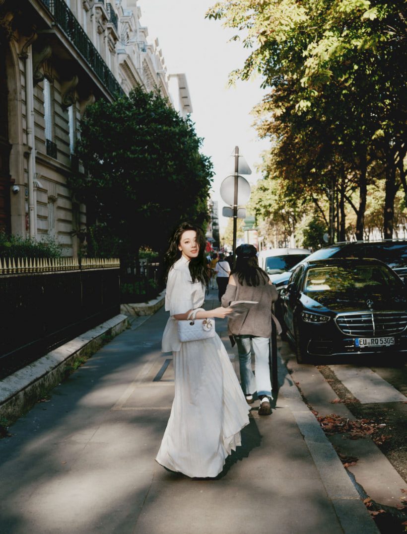 สวยสะกด ภาพ ตี๋ลี่เร่อปา ในธีมโรแมนติกกลางถนนของเมืองปารีส