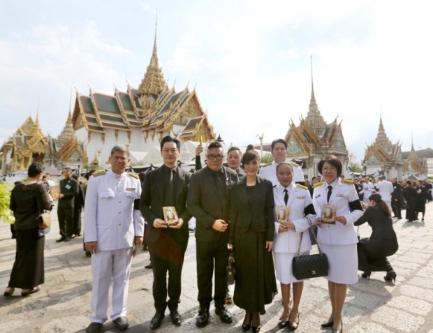 ‘หมีเซียะ’ เข้ากราบพระบรมศพ ร.9 รีบมาหลังทราบข่าวปิดการเข้ากราบ