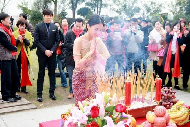 งามสง่า “หวงเซิ่งอี” นางเอกนางพญางูขาว ในชุดไทยสไบเฉียง