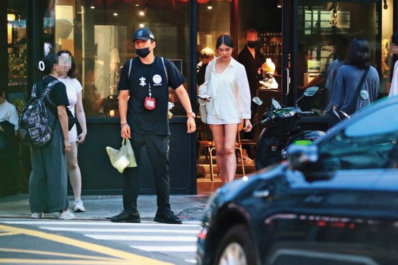 หนีทหารแล้วไง!? ดาราหนุ่ม มีแฟนคนสวยเคียงข้างไม่ห่าง!