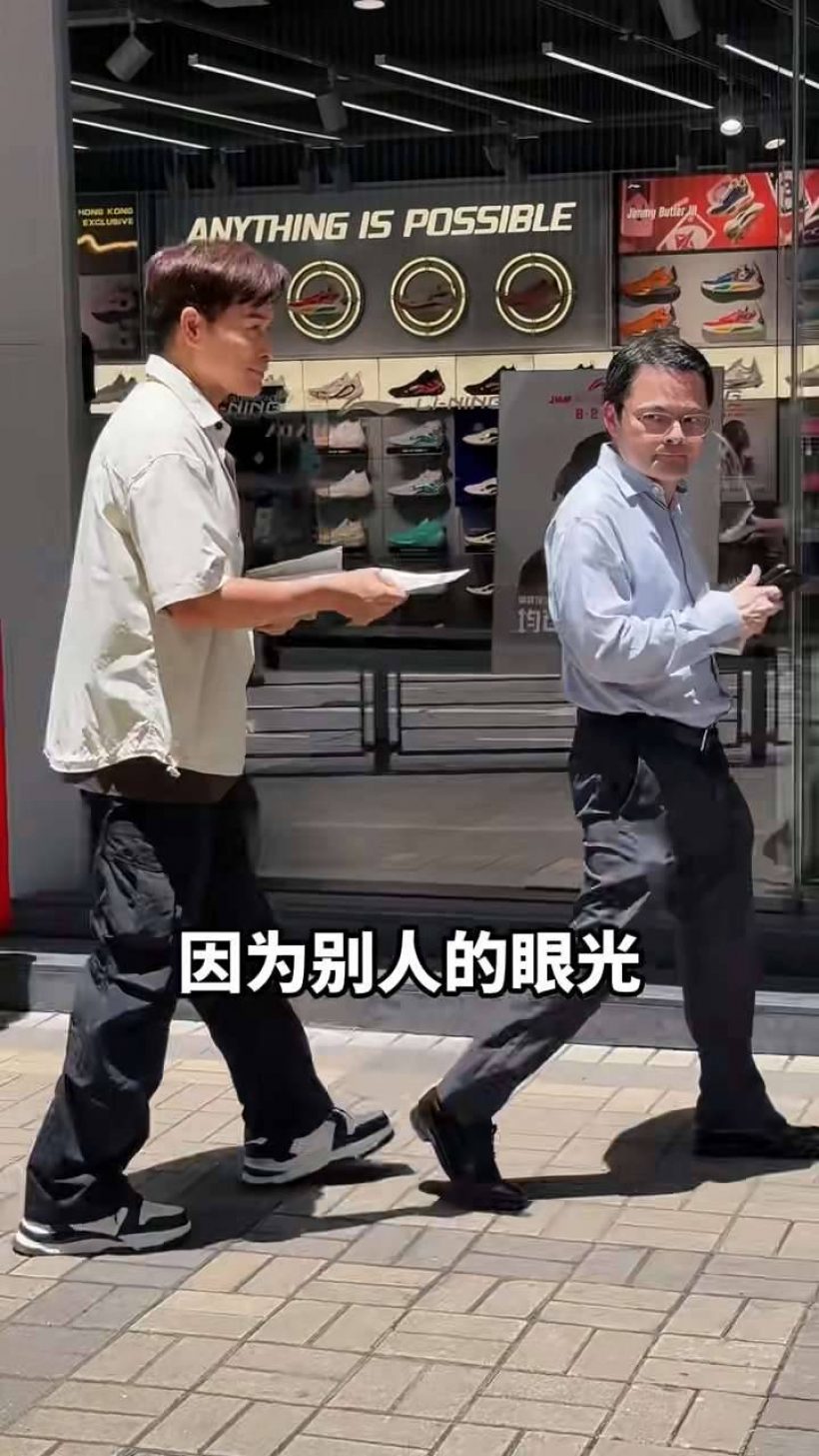 เรื่องจริงยิ่งกว่าละคร! อดีตพระเอกดัง ไปยืนแจกใบปลิว แต่โดนคนเมิน