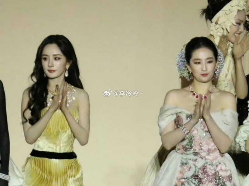 เกิดอะไรขึ้น!? 2 นางเอกดัง เปิดศึกเงียบกลางงานพรมเเดง