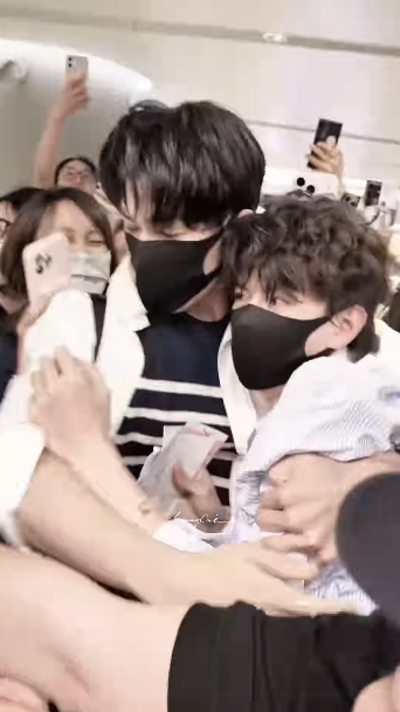 วุ่นทั้งสนามบิน 2นักเเสดงดัง ถูกรุมหนัก เเค่ดูยังหายใจไม่ออก