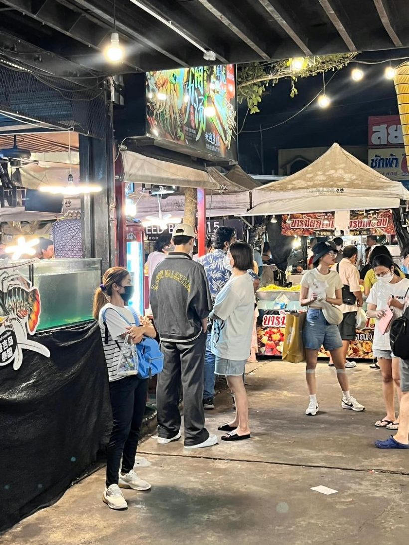 มาไทยเเบบเงียบๆ พระเอกสามีเเห่งชาติล่าสุดโผล่ตลาดนัดตระเวนกินร้านอร่อย