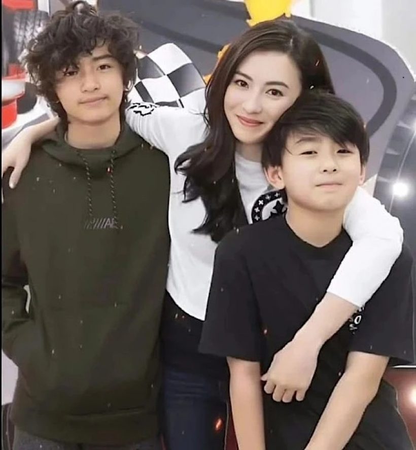 ร้อนระอุ! ลูกซุปตาร์ถูกเมาท์หน้าธรรมดา ความหล่อไม่ได้พ่อเลย