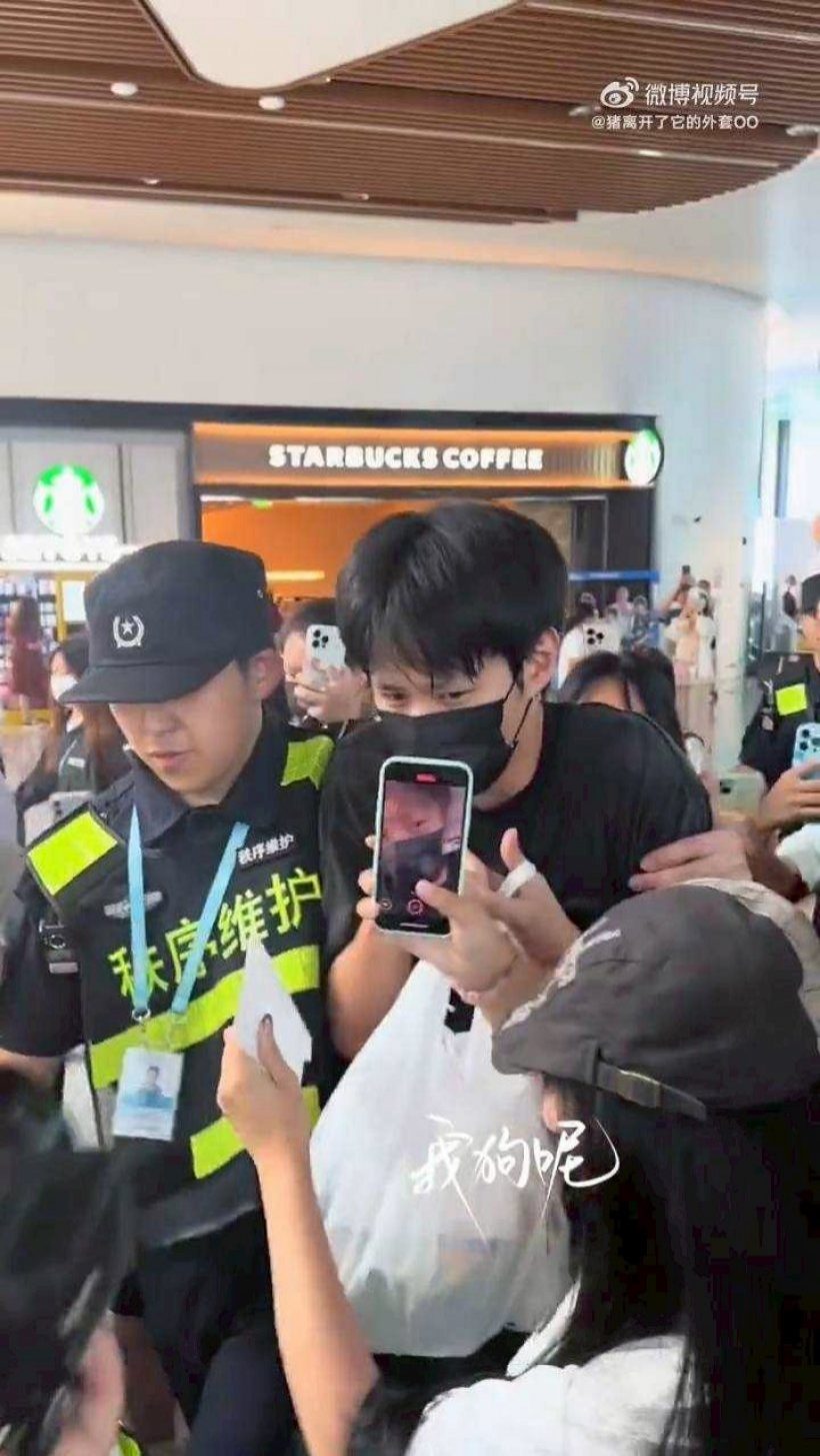 เเห่สงสาร พระเอกดาวรุ่ง โดนรุมกลางสนามบินสีหน้าไม่สู้ดี!