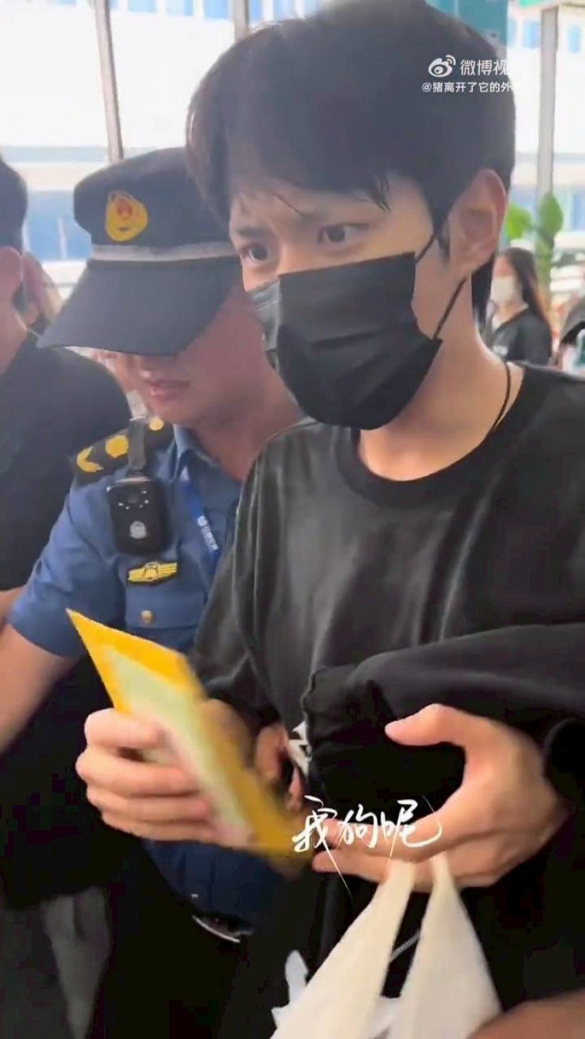 เเห่สงสาร พระเอกดาวรุ่ง โดนรุมกลางสนามบินสีหน้าไม่สู้ดี!