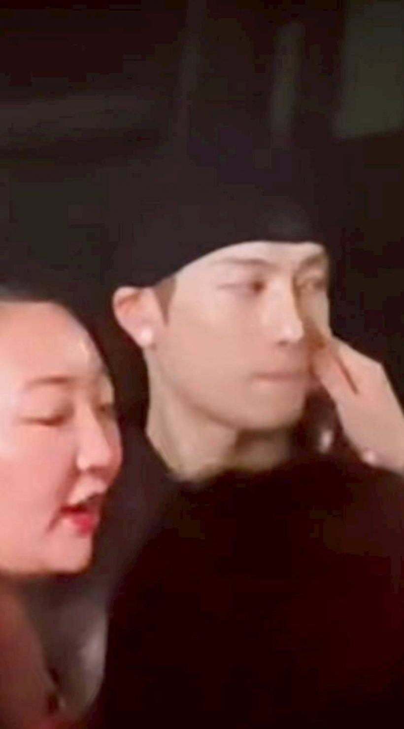 สุดอึ้ง! สาวนิรนาม หยิกแก้มแจ็คสันหวัง โวยลั่น นั่นผัวตรู!