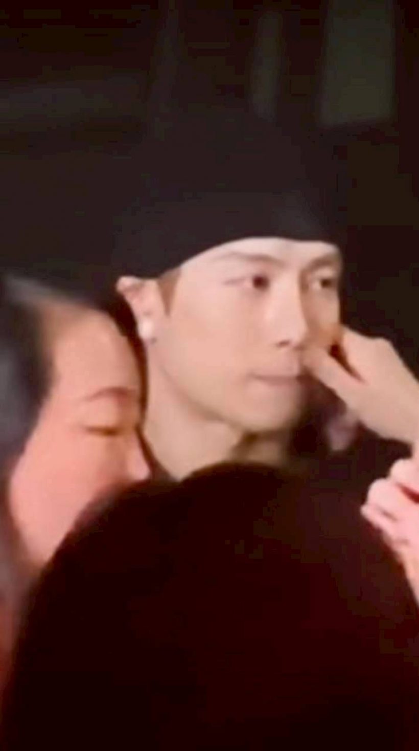 สุดอึ้ง! สาวนิรนาม หยิกแก้มแจ็คสันหวัง โวยลั่น นั่นผัวตรู!