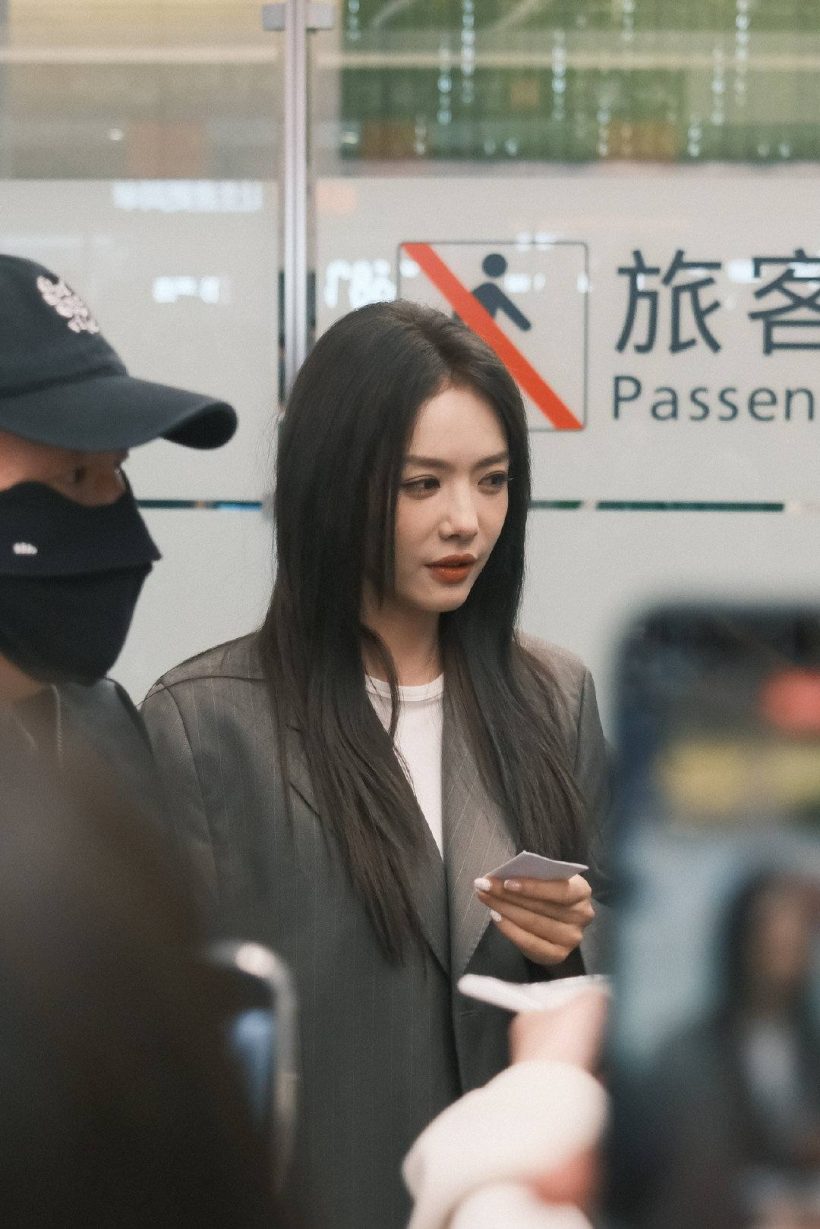 ไม่ไหวเเล้ว! นางเอกดัง โดนเเฟนๆรุมจนร้องไห้