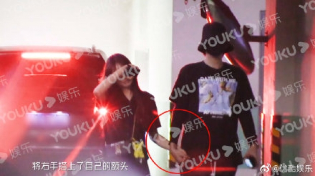แฟนคลับยิ้มทั้งน้ำตา! สื่อจีนปล่อยภาพ คริส วู จับมือควงคู่ กับแฟนสาวรุ่นน้อง? 