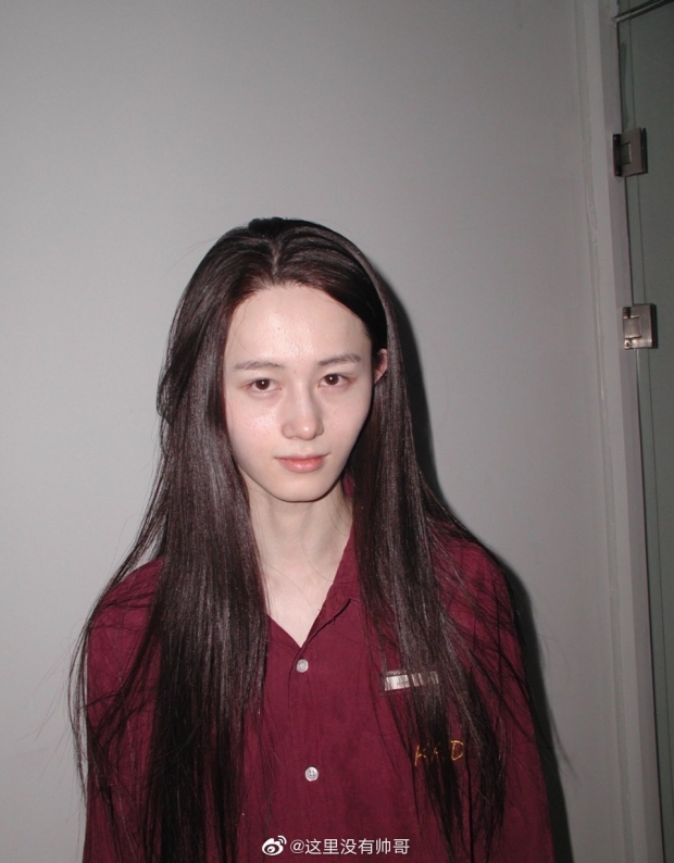 เปิดภาพนายเเบบชาวจีนวัย 23ปี สวยจนหญิงเเท้ยังต้องยอม 