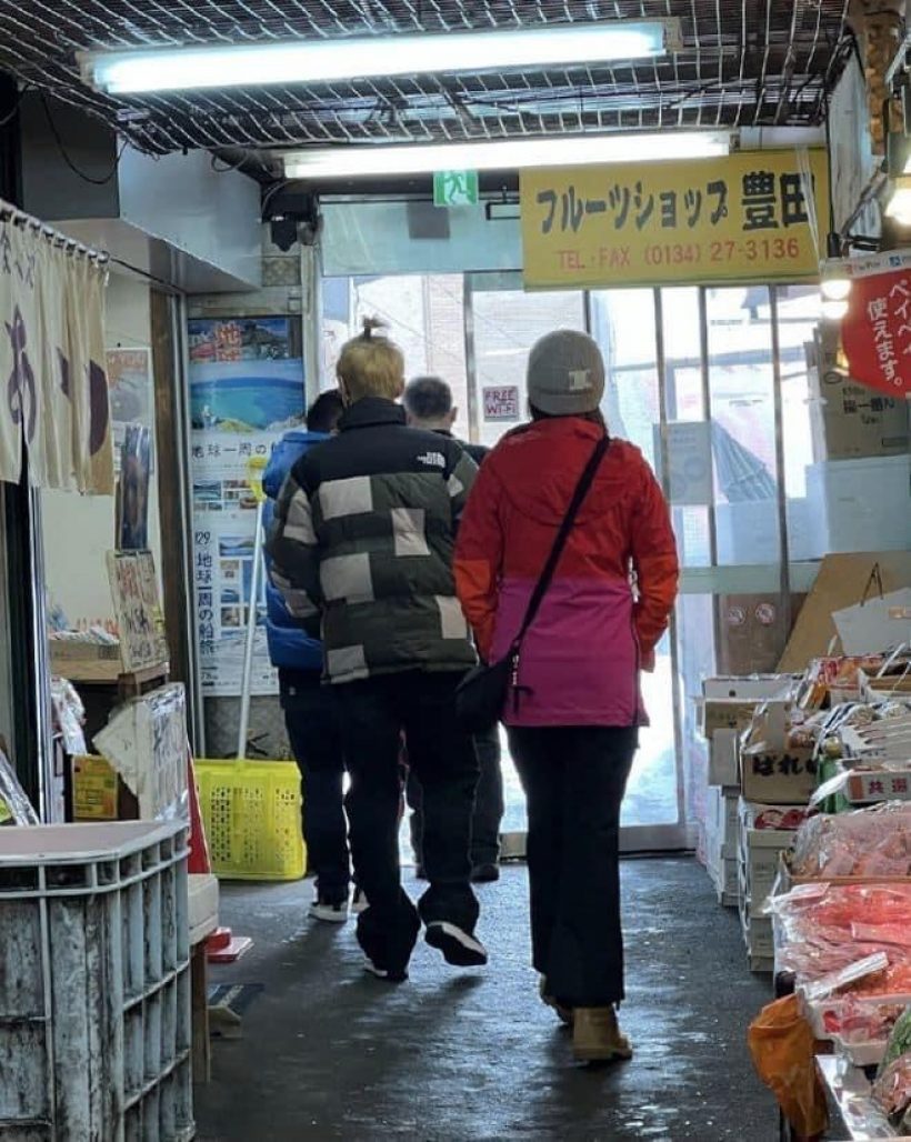 ชิลสุดๆ! คู่รักซุปตาร์โผล่ตลาดปลาญี่ปุ่น ชาวเน็ตเเชะภาพเดินตัวติดกันหนึบ