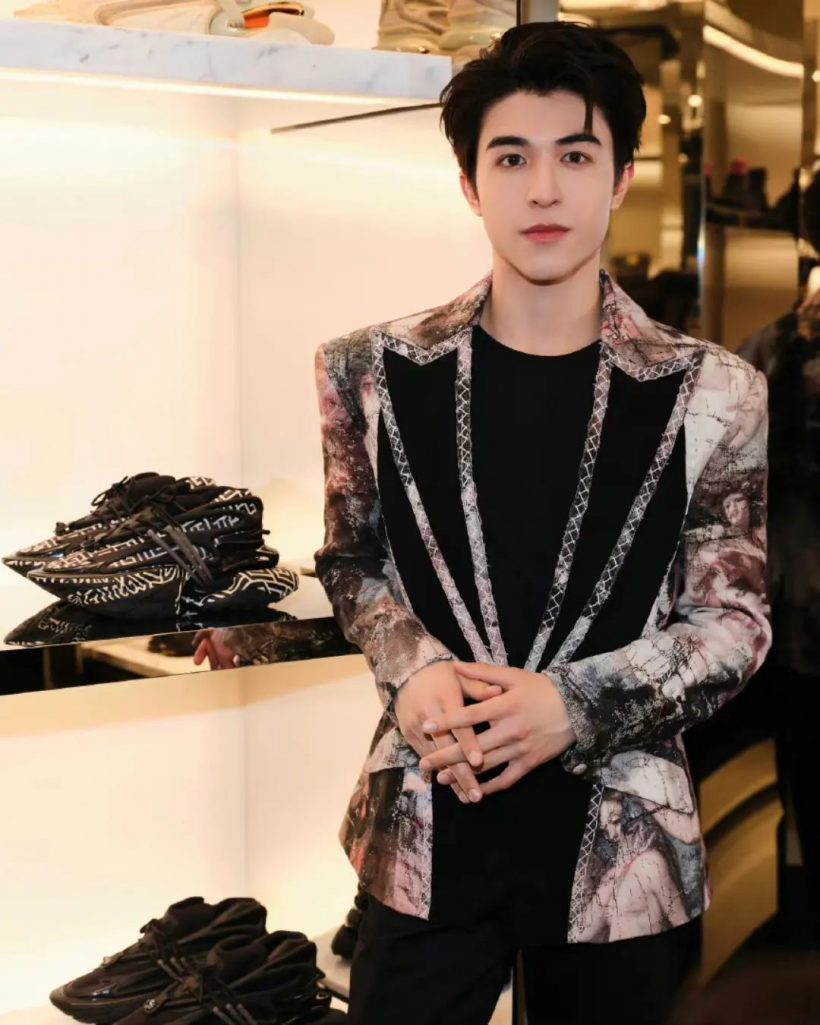 เบ้าหน้าชั้นสูง แพทริค ณัฐวรรธ์ กับลุคร่วมงาน Balmain ที่เมืองปักกิ่ง