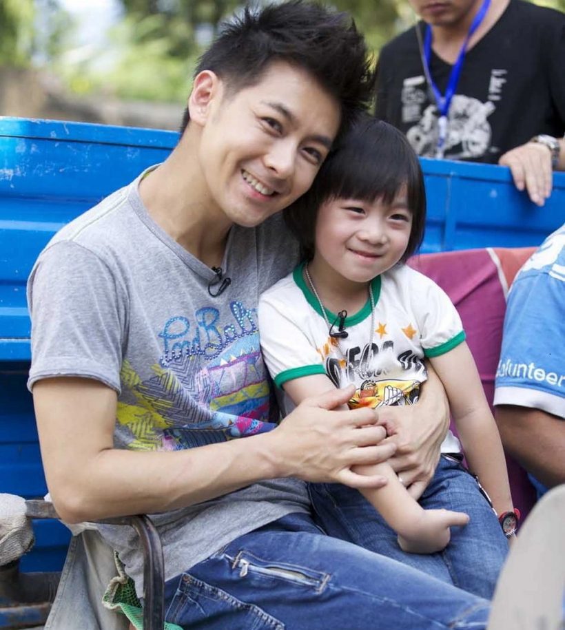 ฮือฮา! หนุ่มหล่อโผล่ดูคอนเสิร์ต รู้ประวัติอึ้งเลย ดีกรีลูกพระเอกดัง