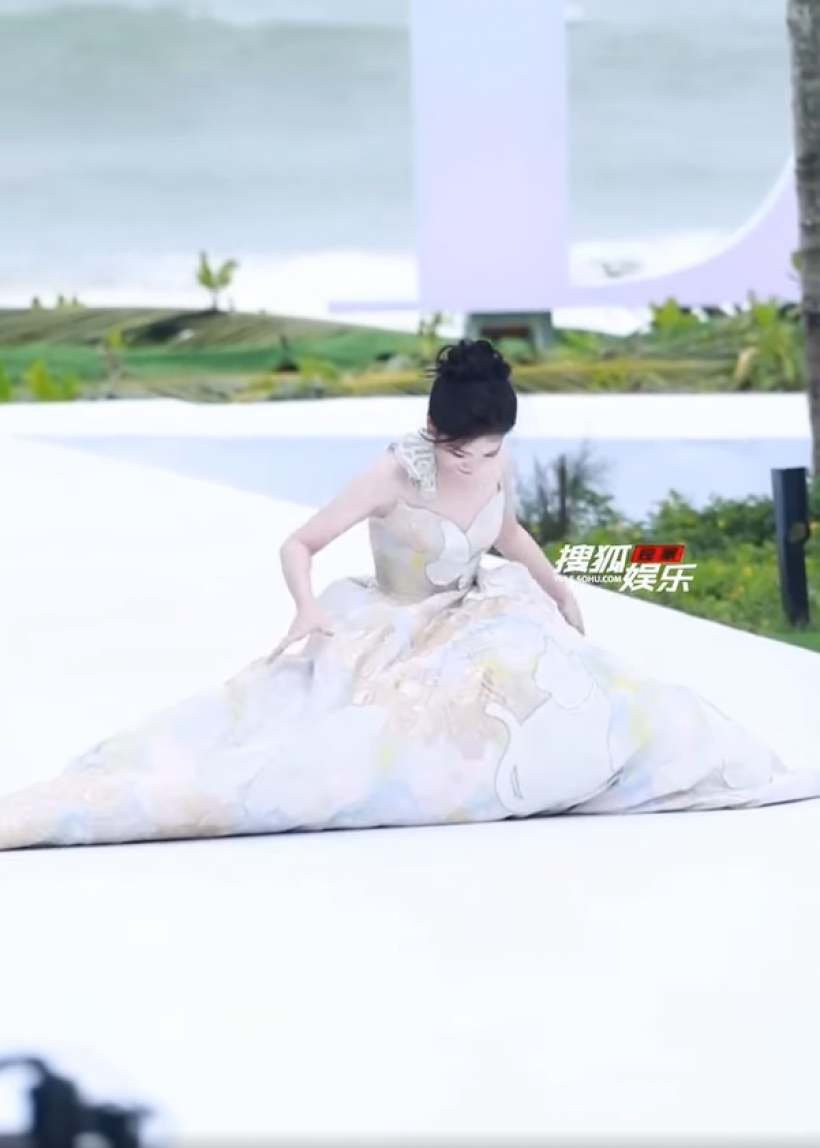 นาทีน่าใจหาย! นางเอกดัง สะดุดกระโปรงลื่นล้มกลางงานใหญ่