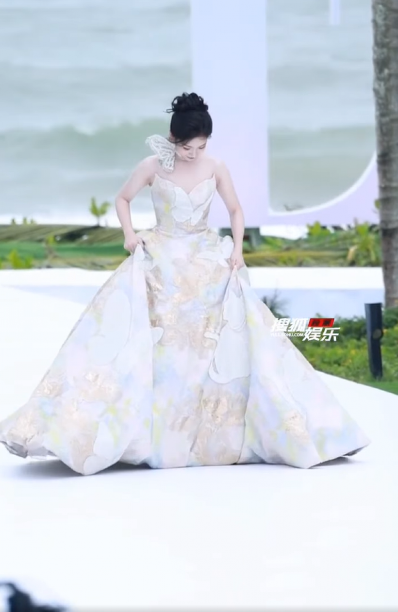 นาทีน่าใจหาย! นางเอกดัง สะดุดกระโปรงลื่นล้มกลางงานใหญ่