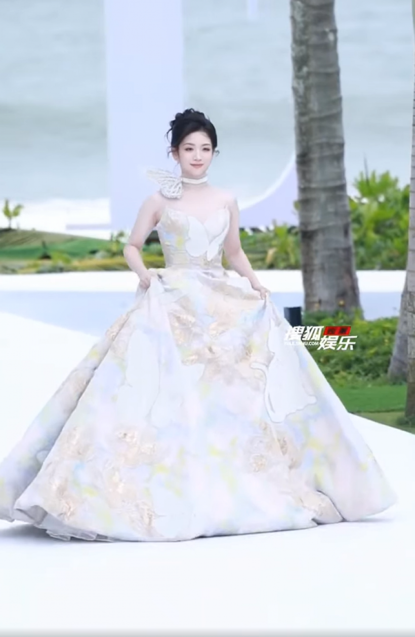 นาทีน่าใจหาย! นางเอกดัง สะดุดกระโปรงลื่นล้มกลางงานใหญ่