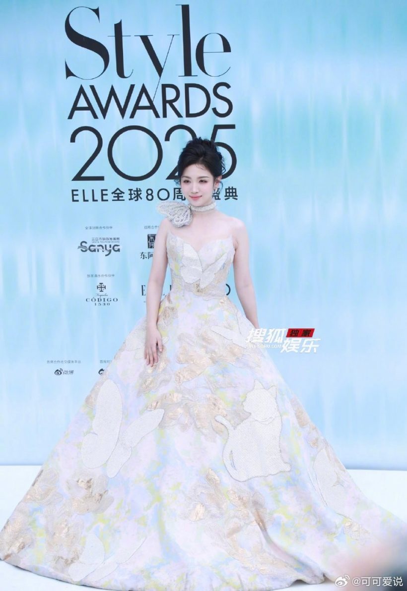 นาทีน่าใจหาย! นางเอกดัง สะดุดกระโปรงลื่นล้มกลางงานใหญ่