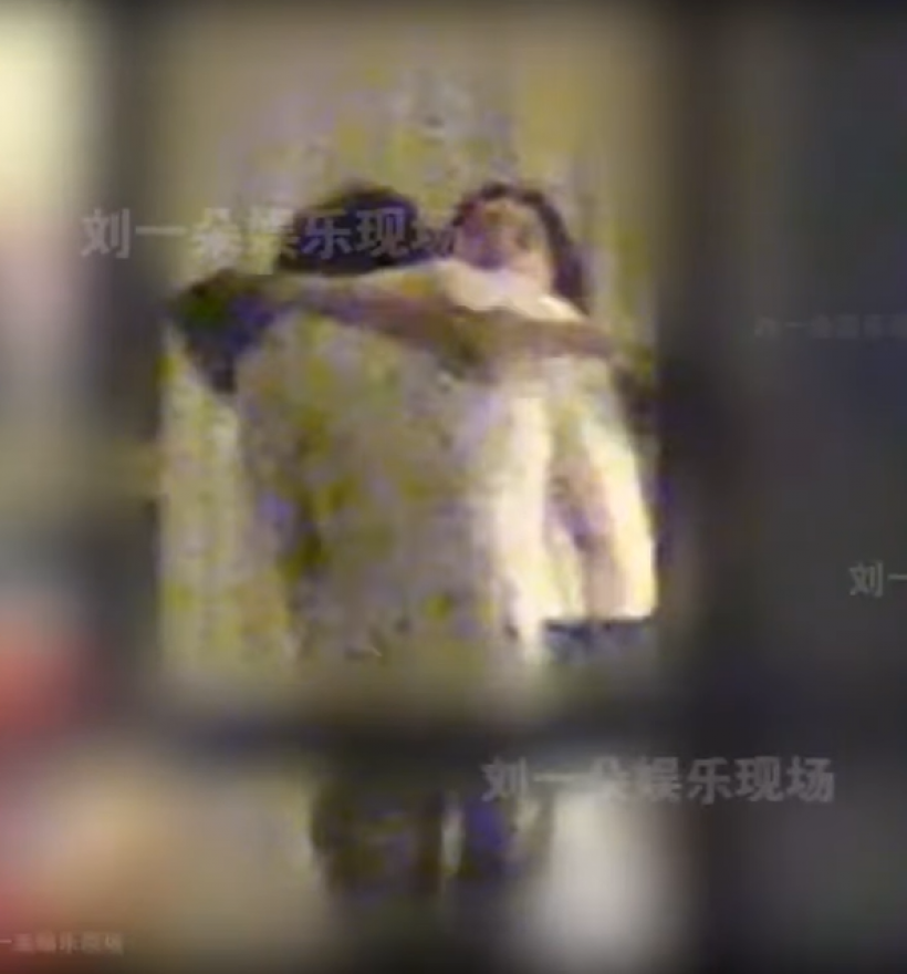 ปาปารัสซี่จับโป๊ะช็อตเด็ด นางเอกจีนคนดังกับหนุ่มปริศนา