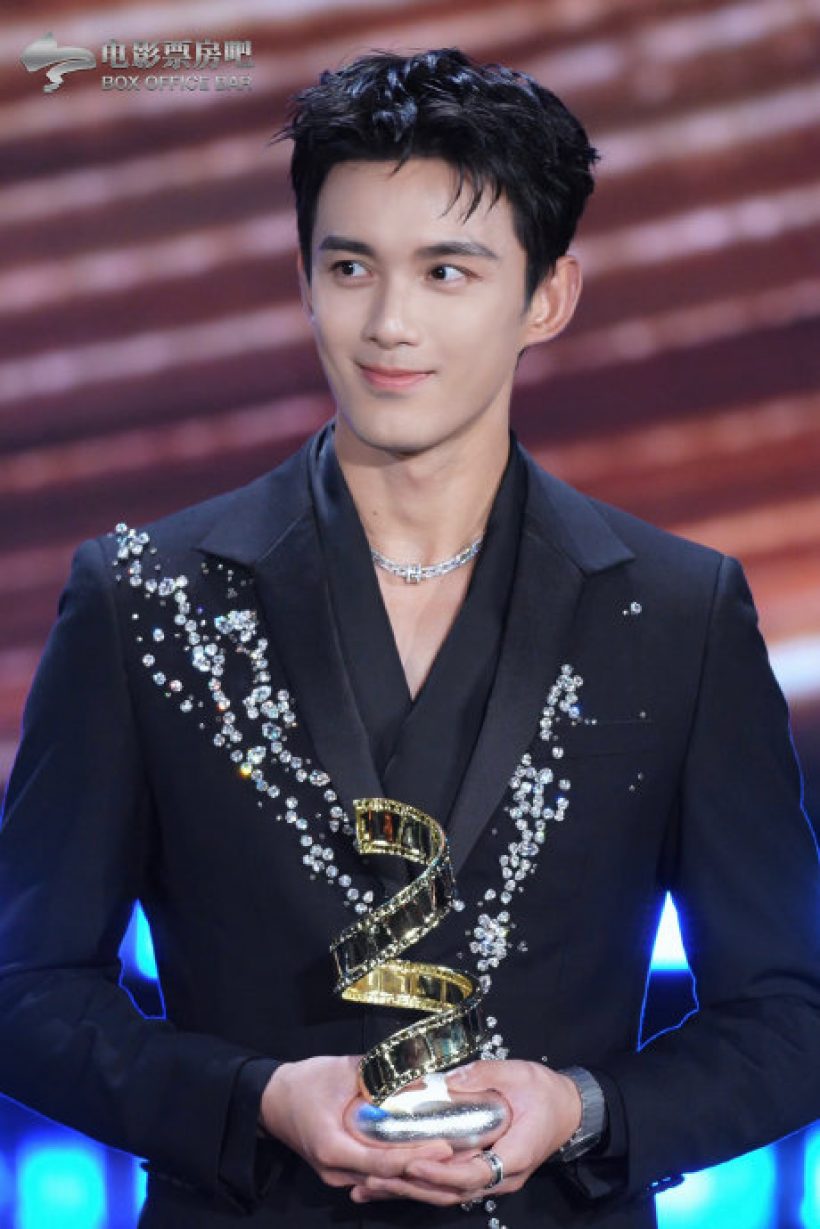 เเฟนๆเเห่ยินดี อู๋เหล่ย คว้ารางวัลใหญ่ สมมงพระเอกเเห่งปี!