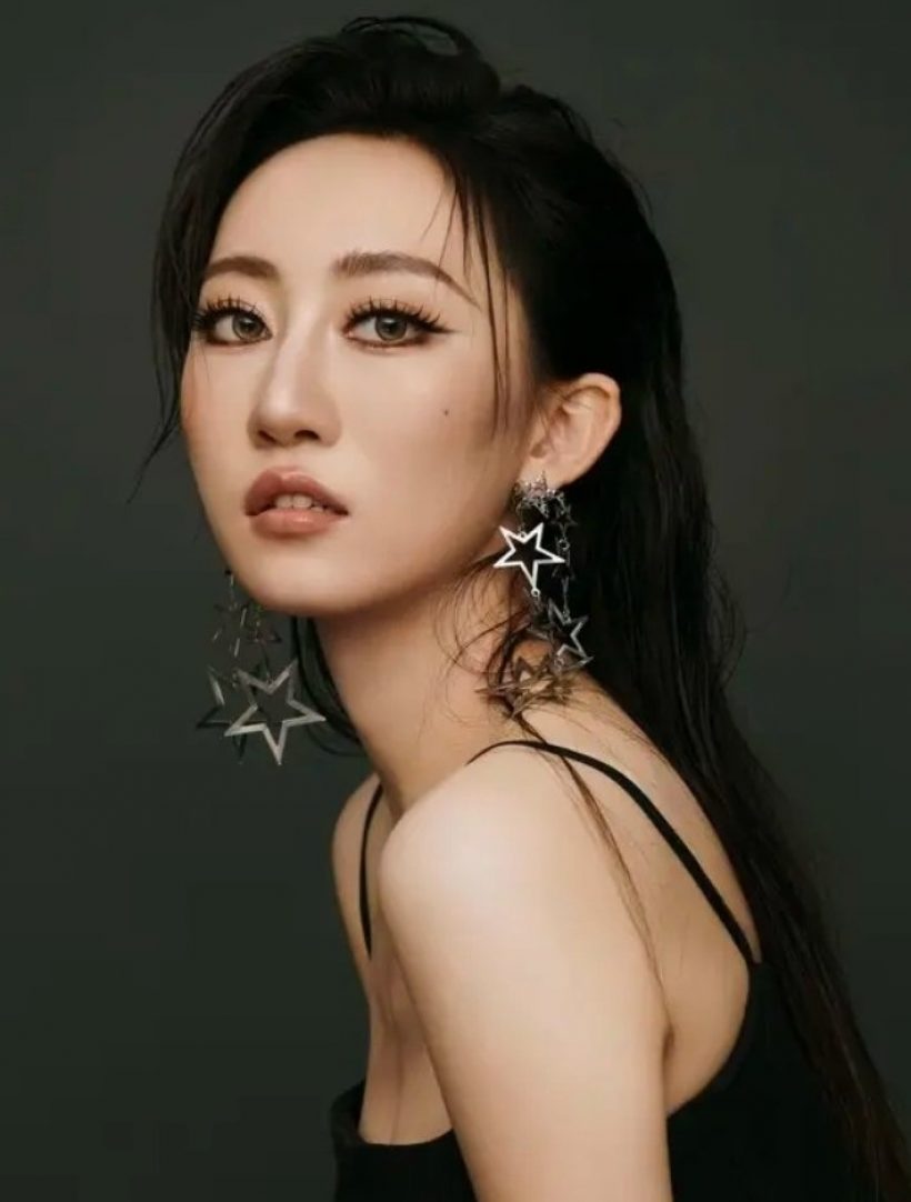 พนักงานเสิร์ฟหน้าคุ้น ที่เเท้คือนักเเสดงสาวจากซีรีส์ดังหลายเรื่อง