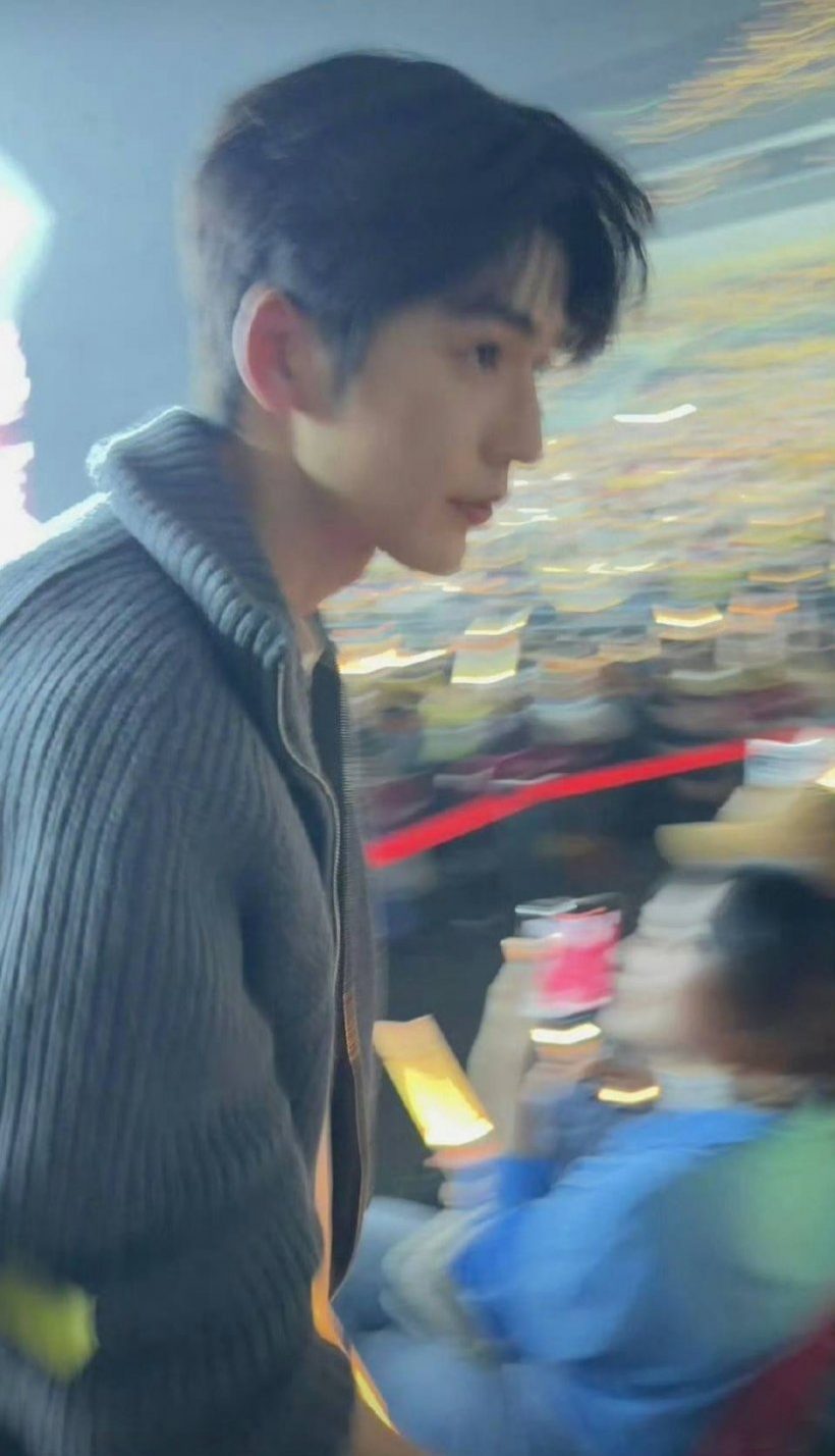 เซอร์ไพรส์พระเอกดัง โผลคอนเสิร์ต ตัวจริงหล่อกว่าในจอพันเท่า