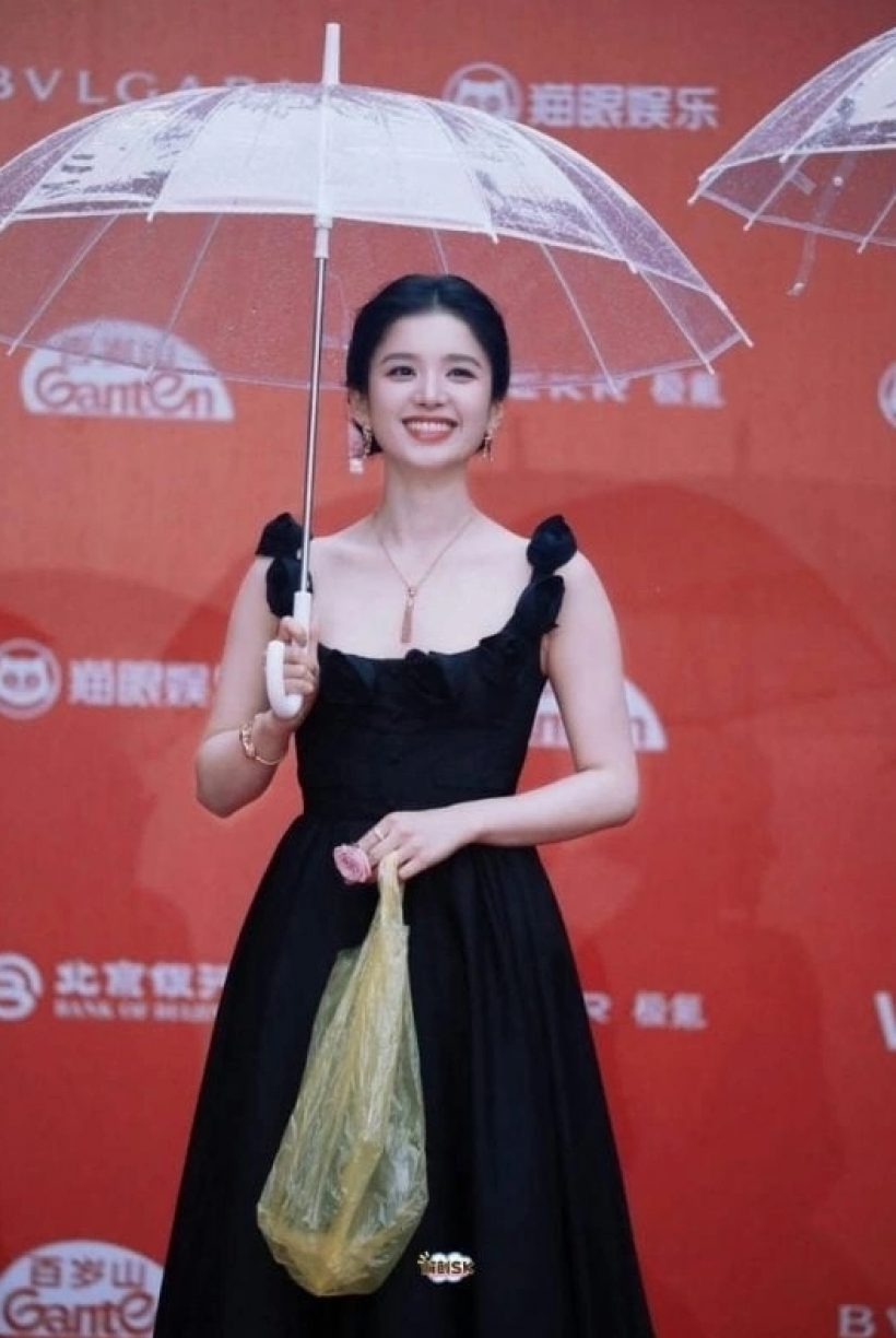 โอละพ่อ!ถุงในมือดาราสาวไม่ใช่แบรนด์หรูเป็นถุงก๊อปแก๊บจริง เผยเหตุที่ถือ..