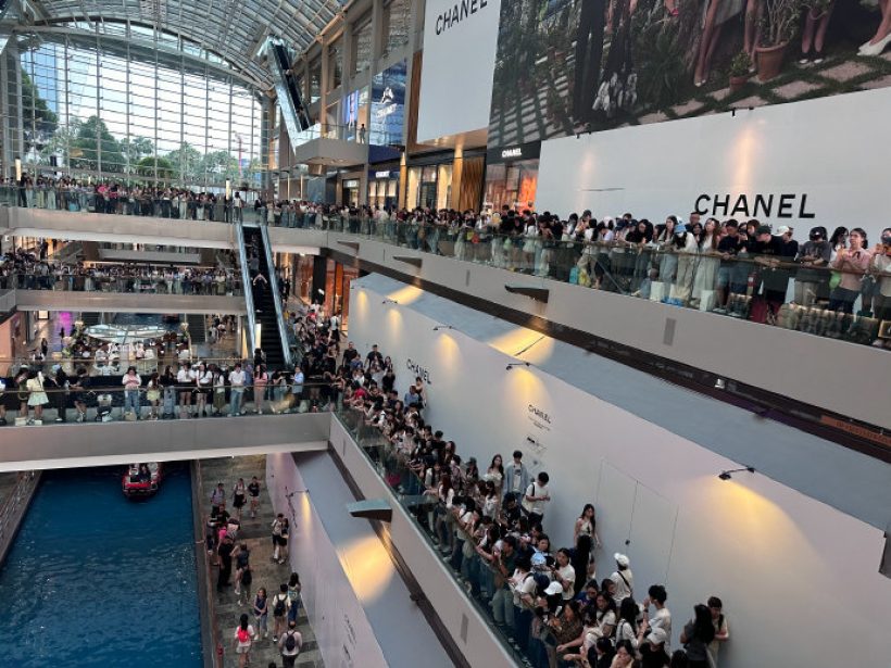 ห้างแตก! นางเอกดาวรุ่ง โผล่งาน Gucci คนแห่รอเเน่น 3 ชั้น