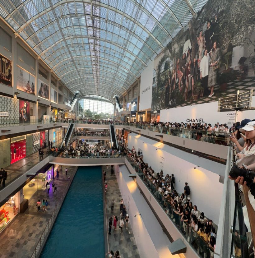 ห้างแตก! นางเอกดาวรุ่ง โผล่งาน Gucci คนแห่รอเเน่น 3 ชั้น