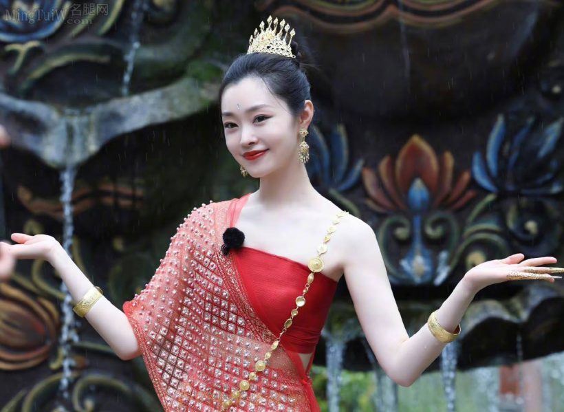 โซเชียลเเตกนางเอกจีนคนดังใส่ชุดไทย 12 ปันนา สวยออร่าสะเทือนทั้งเอเชีย