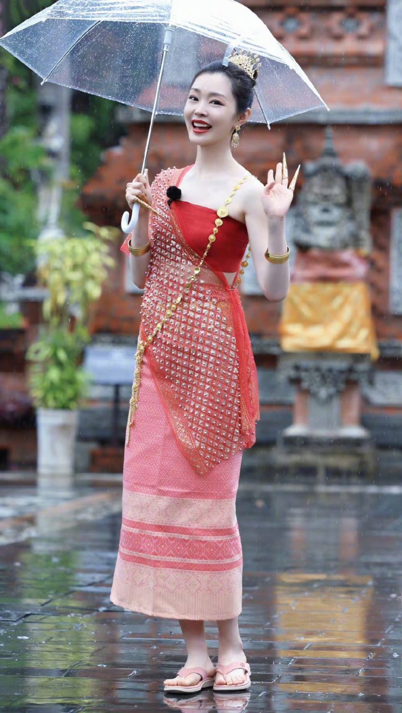 โซเชียลเเตกนางเอกจีนคนดังใส่ชุดไทย 12 ปันนา สวยออร่าสะเทือนทั้งเอเชีย