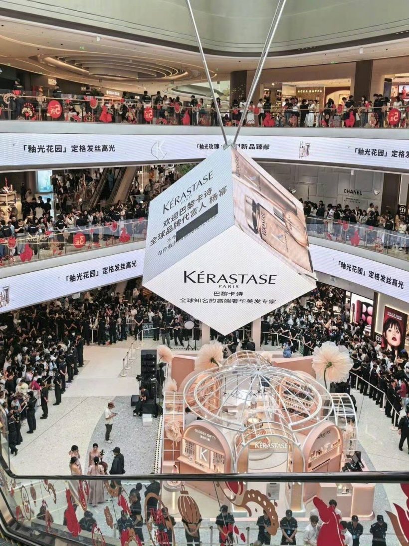 สมฉายา ห้างเเตก! คนเเห่มาดูความสวยนางเอกดังนับหมื่น