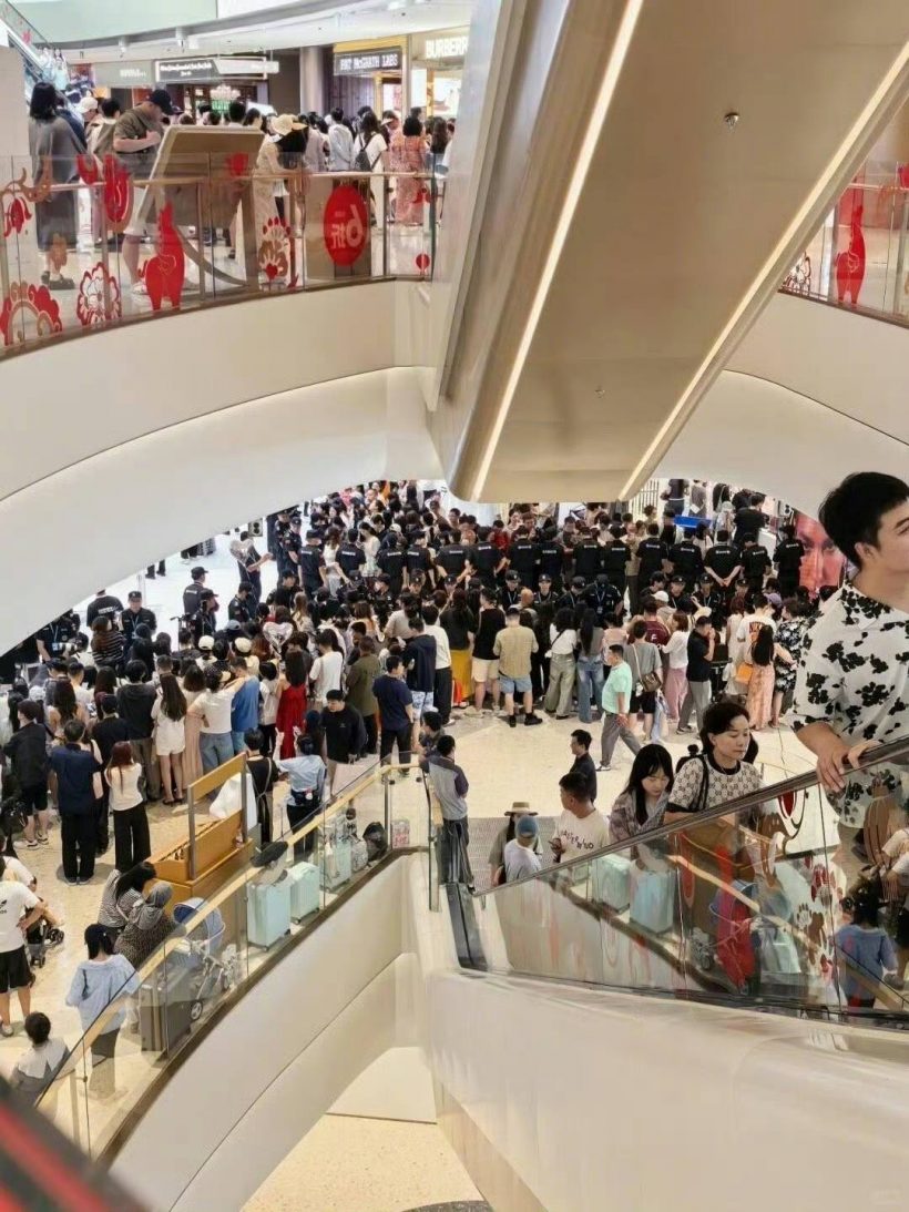 สมฉายา ห้างเเตก! คนเเห่มาดูความสวยนางเอกดังนับหมื่น