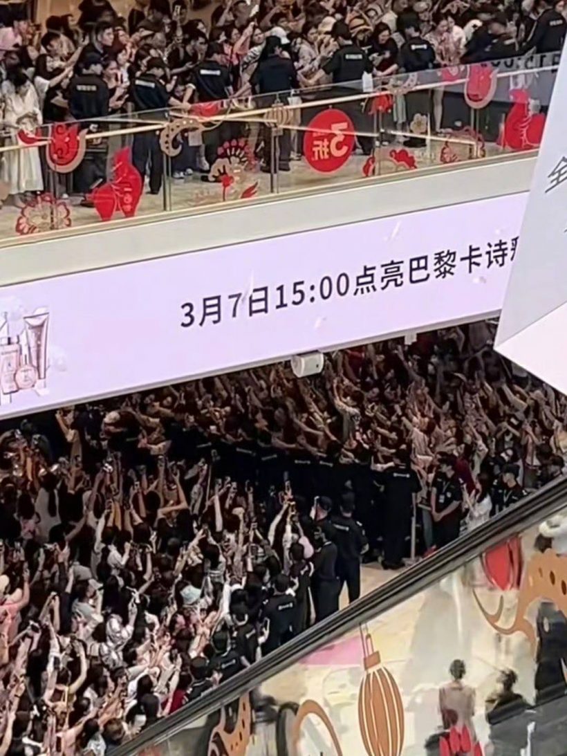 สมฉายา ห้างเเตก! คนเเห่มาดูความสวยนางเอกดังนับหมื่น