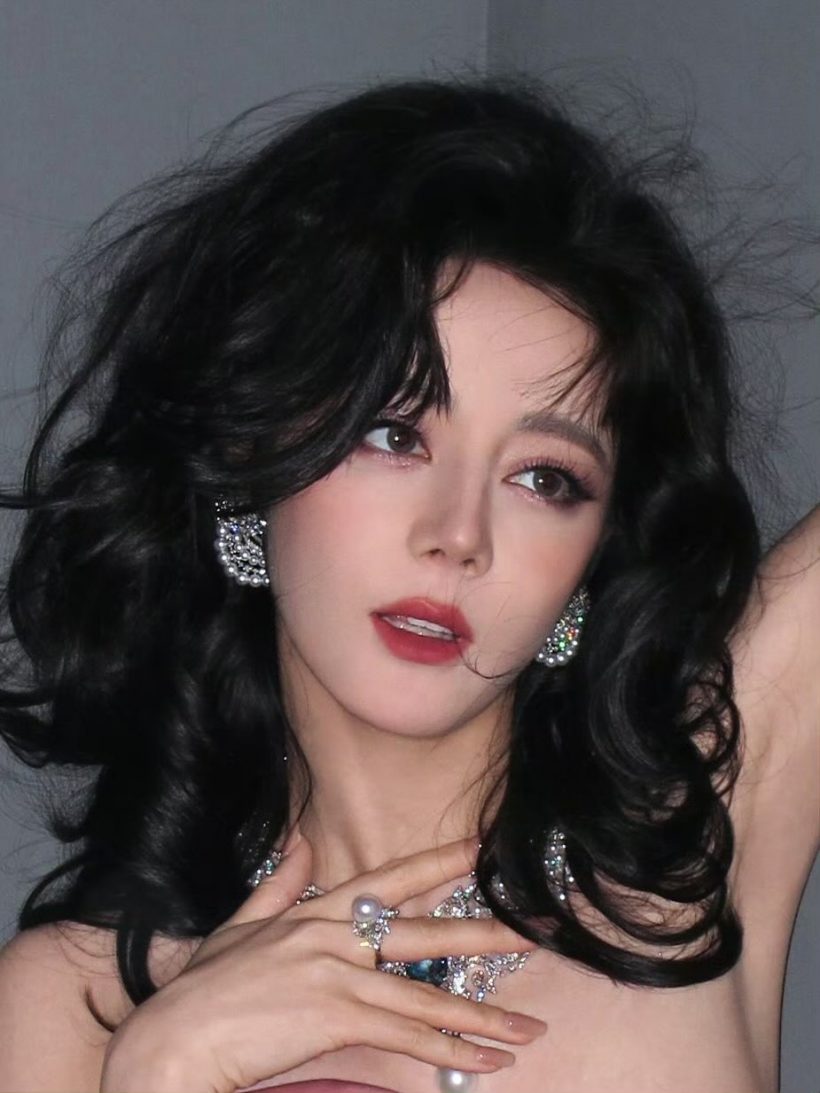 ตี๋ลี่เร่อปา สร้างประวัติศาสตร์ ขึ้นปกนิตยสารจีน 5 เล่ม