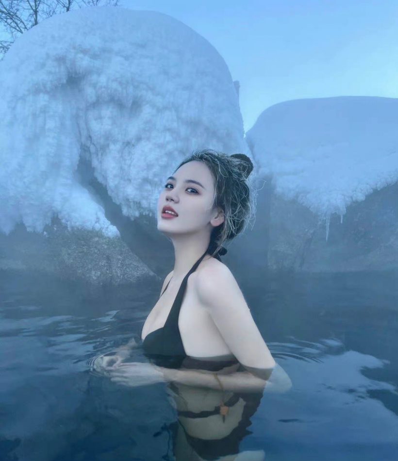 หนาวเเทน! สาวคนดังลงเเช่บ่อน้ำบุร้อน ท่ามกลางอุณหภูมิ -20 องศา 