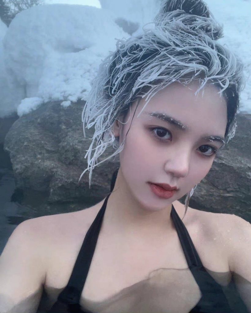 หนาวเเทน! สาวคนดังลงเเช่บ่อน้ำบุร้อน ท่ามกลางอุณหภูมิ -20 องศา 