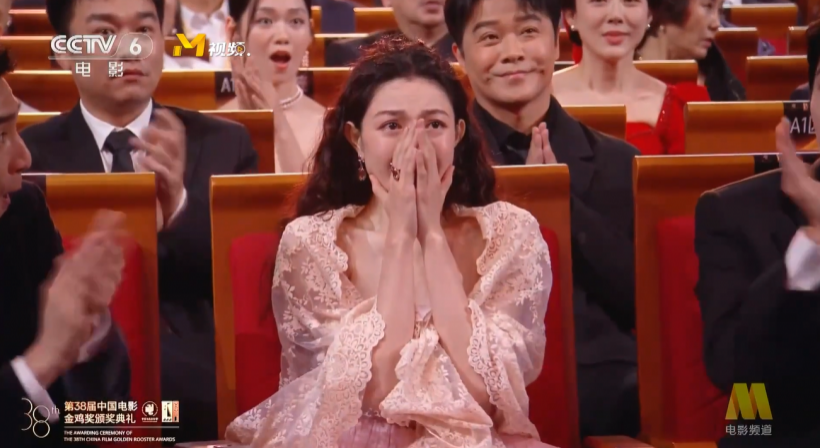 นางเอกใจสู้! น้ำตาซึม หลังคว้ารางวัลใหญ่ของงาน