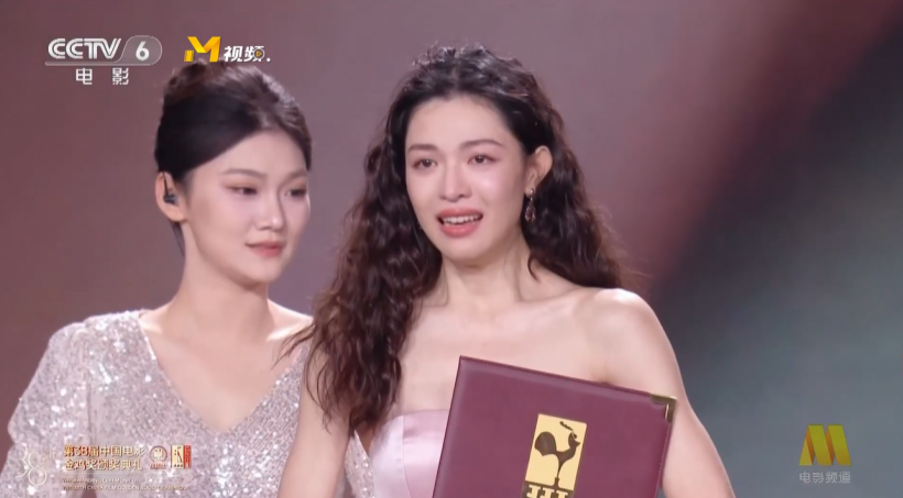 นางเอกใจสู้! น้ำตาซึม หลังคว้ารางวัลใหญ่ของงาน