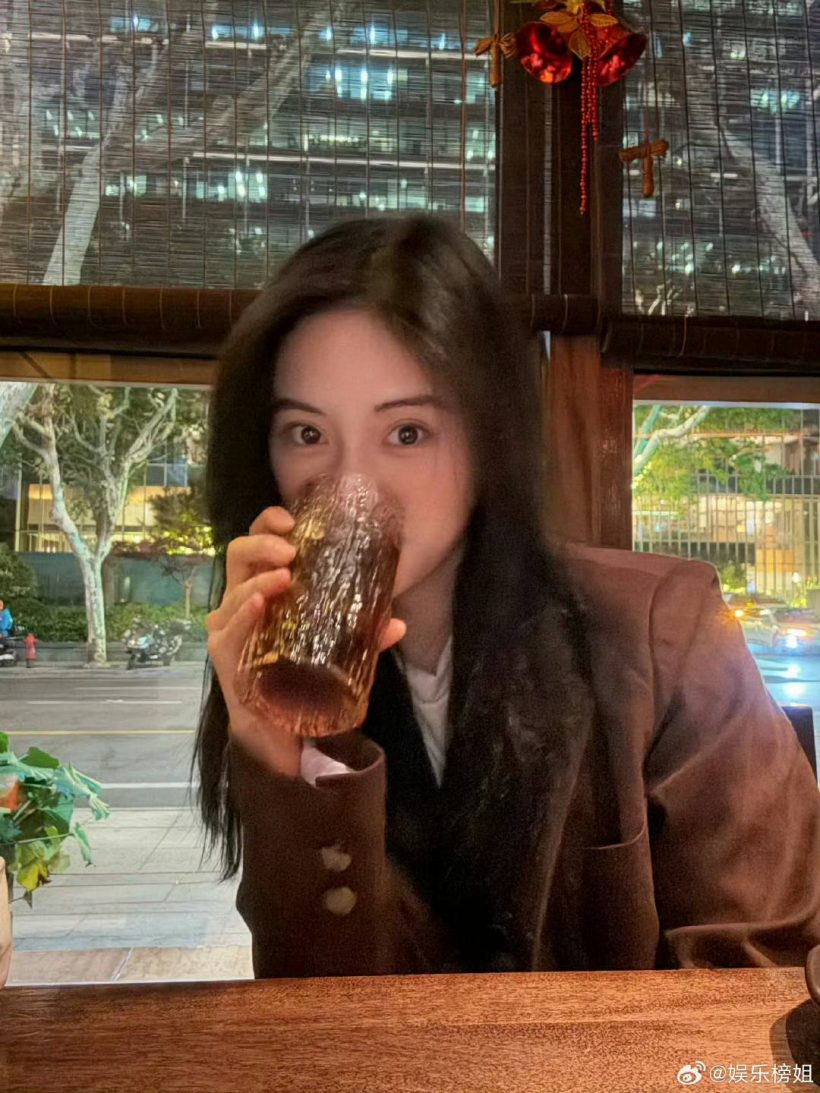 เอ็นดูยัยน้อง! อยู่ดีๆ ก็โดนยัดเยียดบท "ขี้เมา" ทั้งที่เจ้าตัวแค่ลงรูปต้นคริสต์มาส