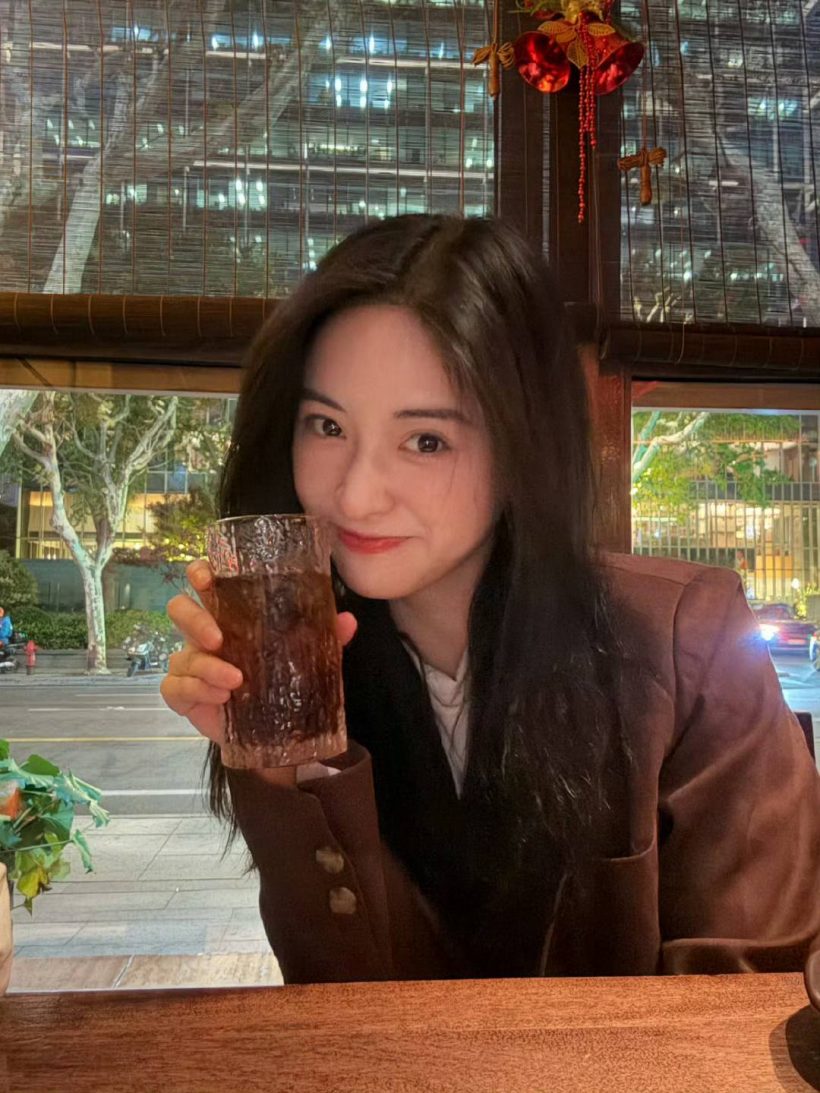 เอ็นดูยัยน้อง! อยู่ดีๆ ก็โดนยัดเยียดบท "ขี้เมา" ทั้งที่เจ้าตัวแค่ลงรูปต้นคริสต์มาส