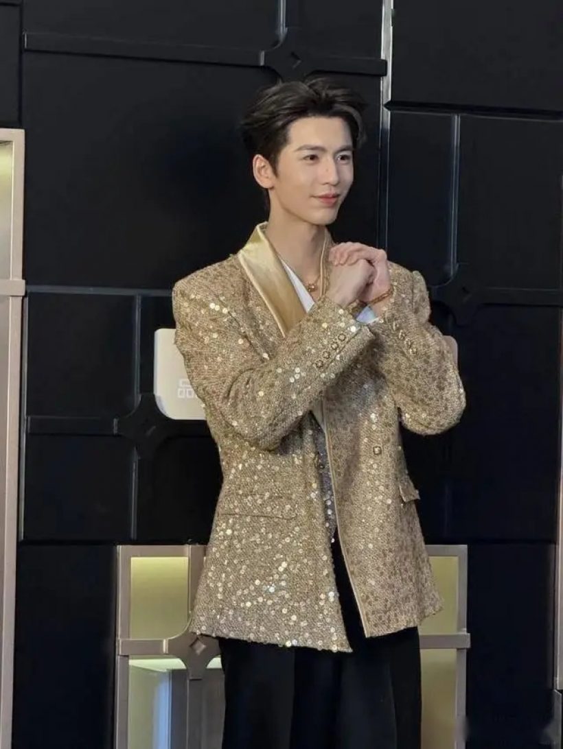 เเฟนๆบรรยายความหล่อ จางหลิงเฮ่อ ได้เจอตัวจริงกรี๊ดหนักมาก!