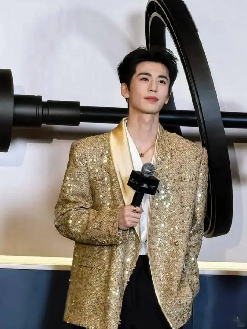 เเฟนๆบรรยายความหล่อ จางหลิงเฮ่อ ได้เจอตัวจริงกรี๊ดหนักมาก!