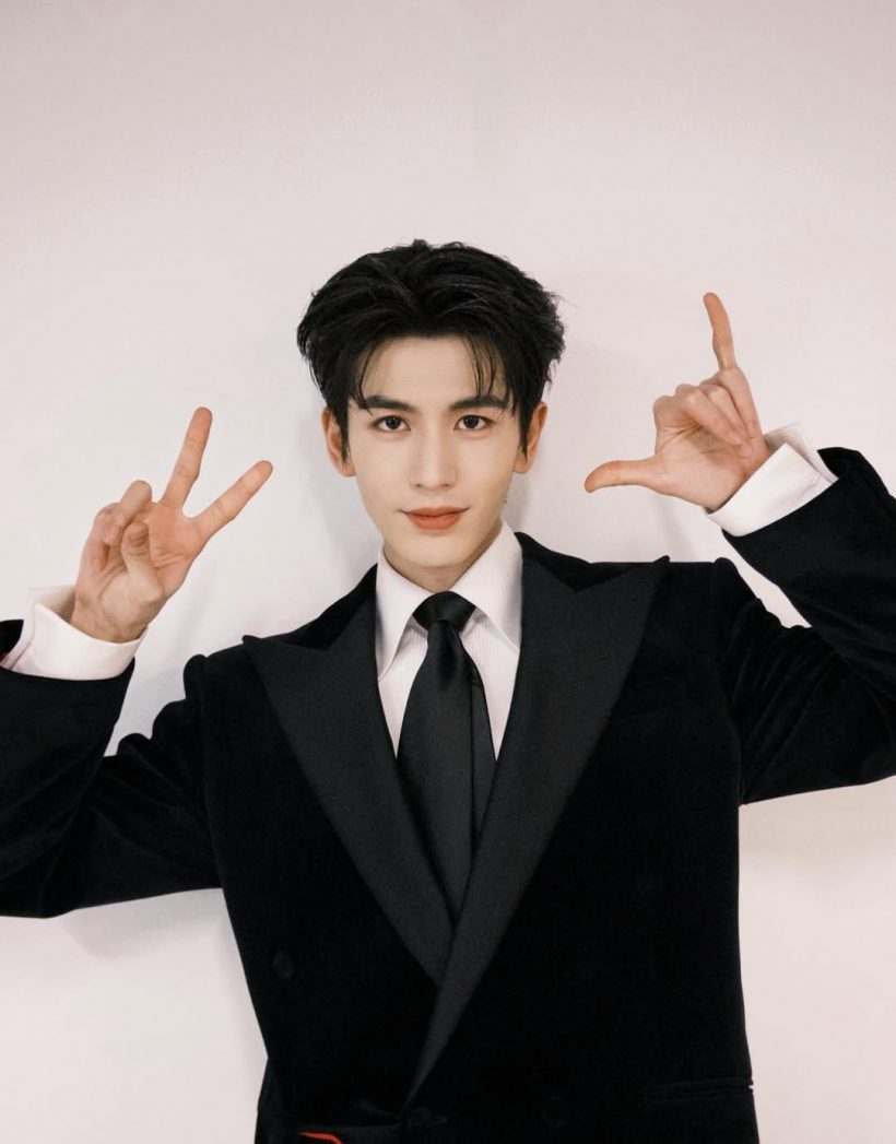 เเฟนๆบรรยายความหล่อ จางหลิงเฮ่อ ได้เจอตัวจริงกรี๊ดหนักมาก!