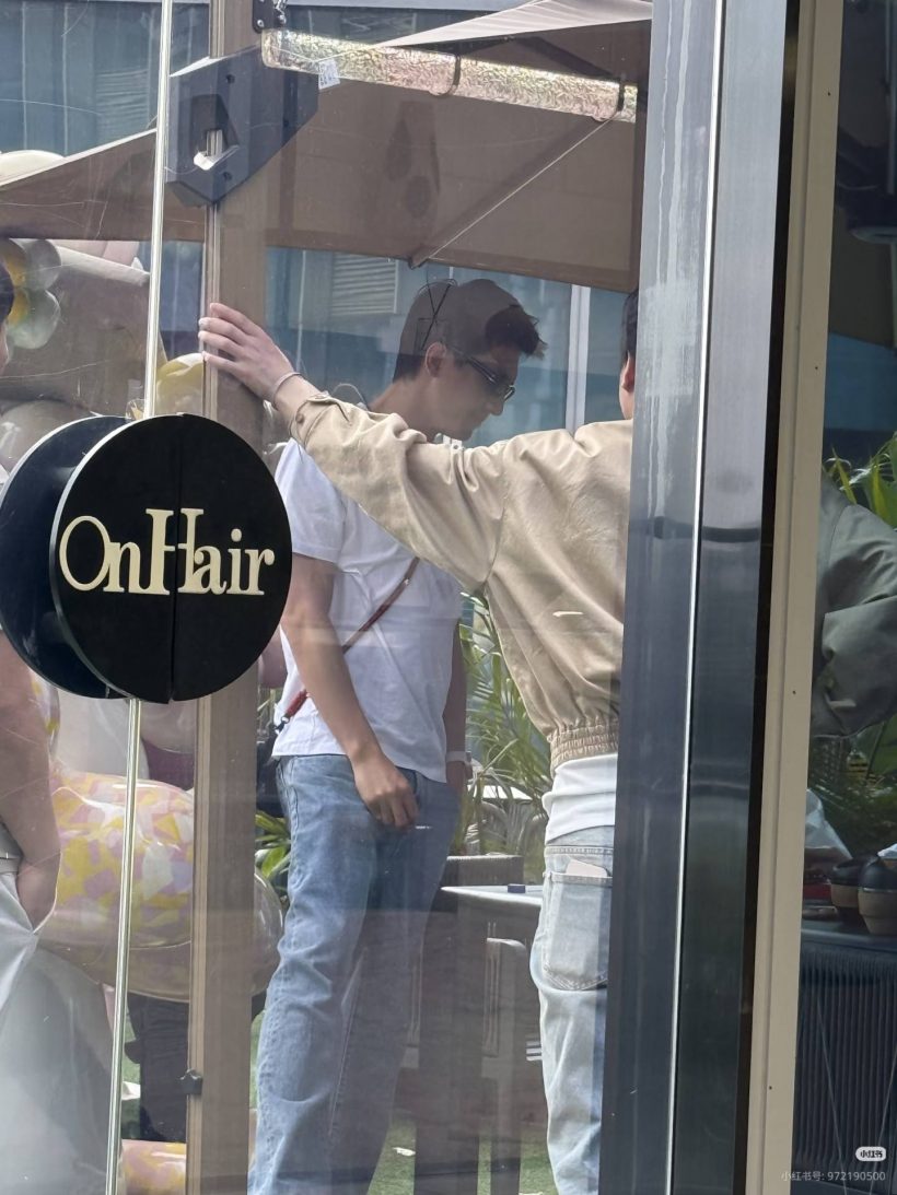 เปิดชีวิตจริงหลังกล้องพระเอกดัง ยืนสูบบุรี่หน้าร้านตัดผม